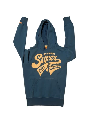 Blå Superdry hoodie - Blå hoodie från Superdry med stort vitt tryck på bröstet där det står 'Super Dry Sonics' och japanska tecken. Priset är inte hugget i sten‼️