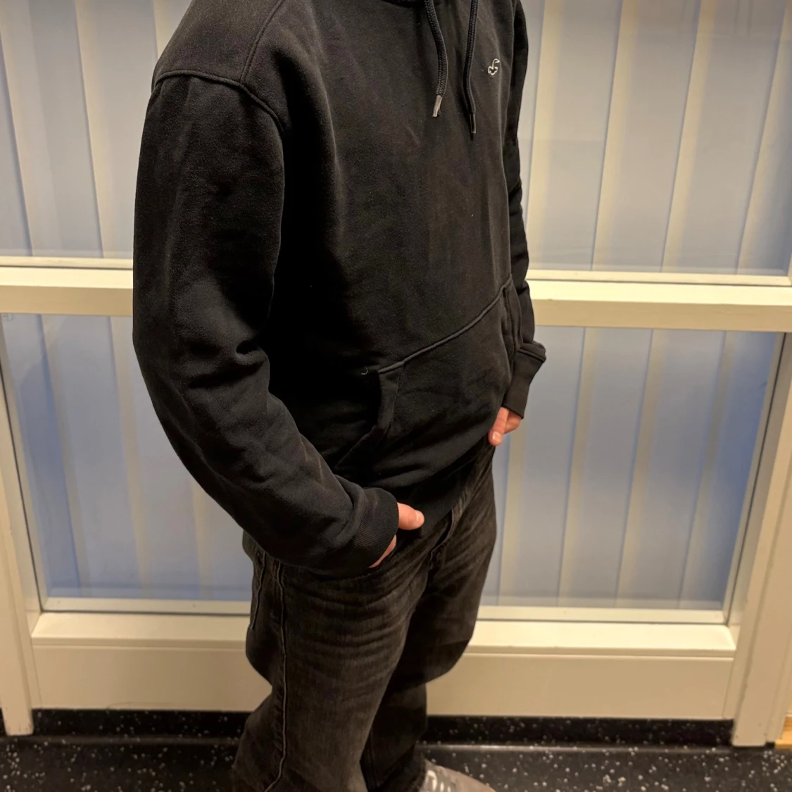 Svart hoddie från Hollister - 1