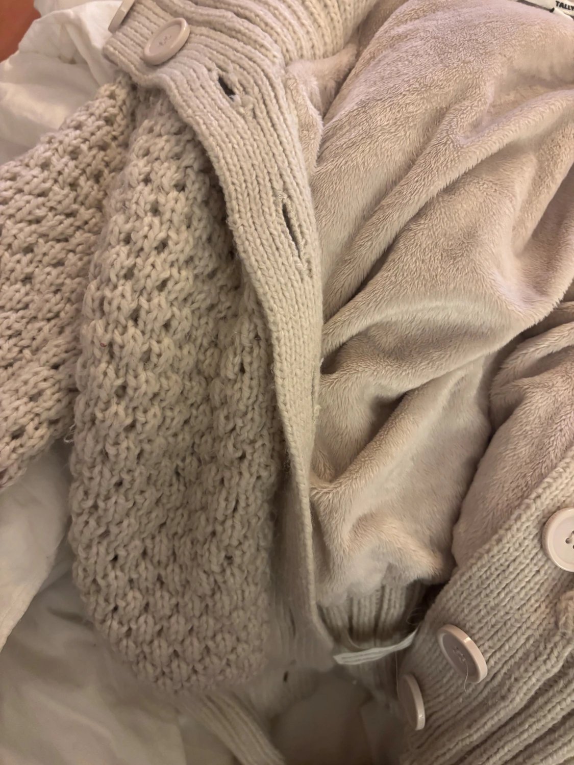 Beige stickad kofta med stora knappar - 3