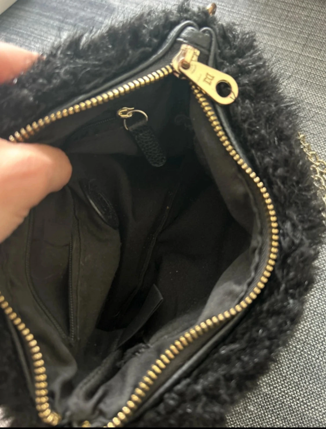 Svart fluffig kuvertväska Don Donna - 4