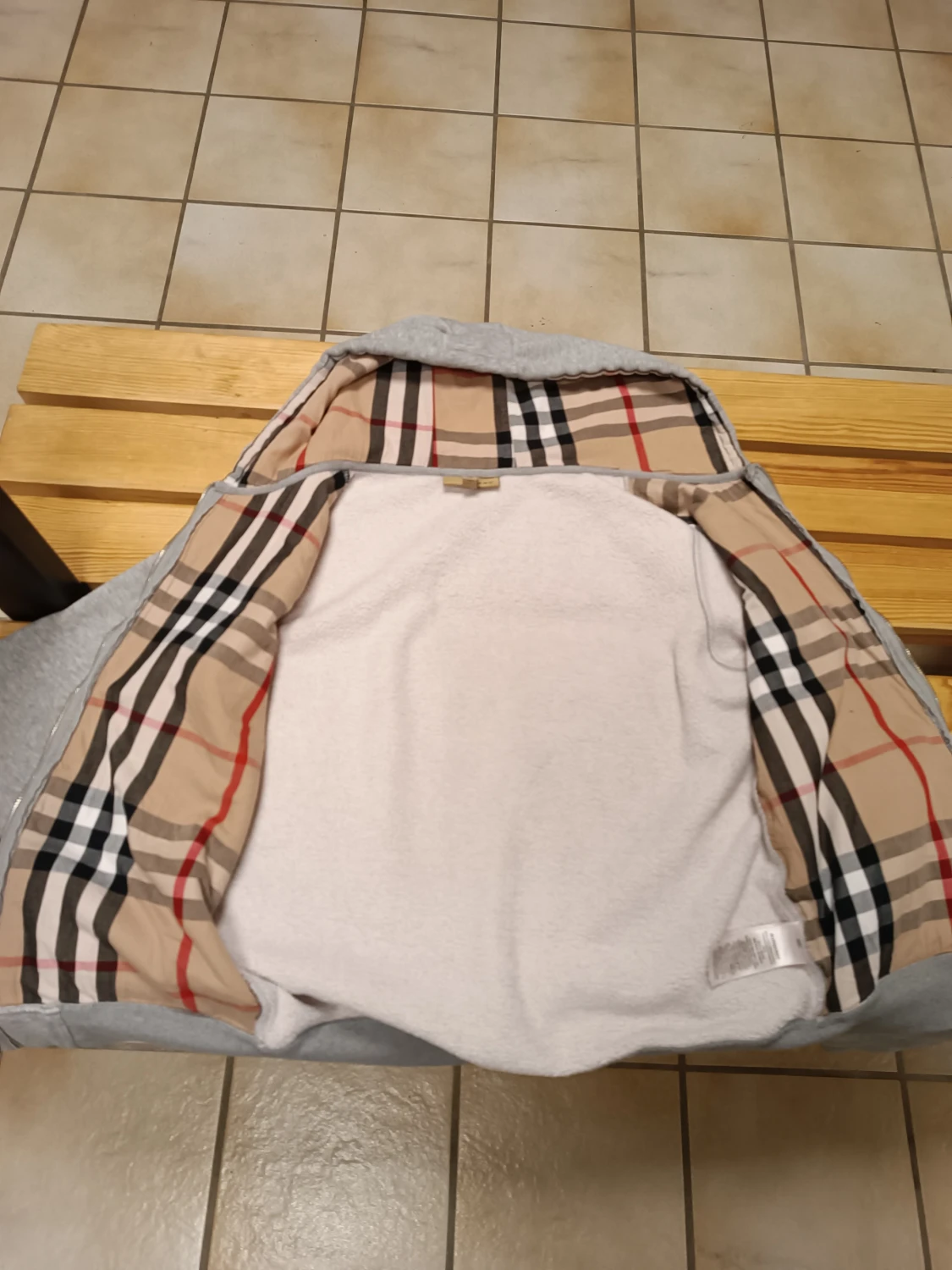 Grå Burberry hoodie med rutig foder - 1