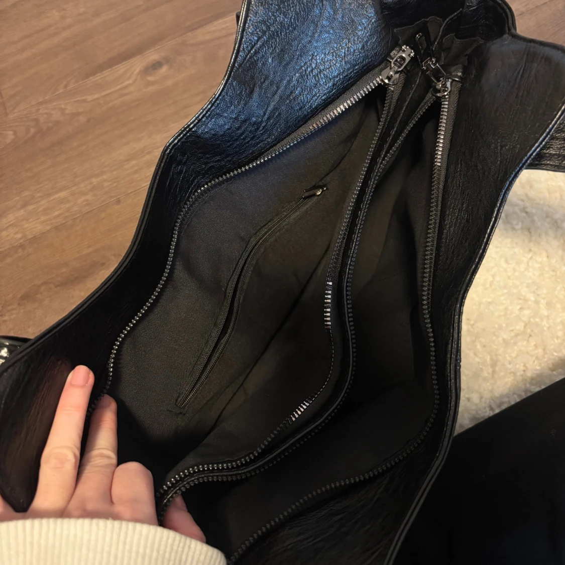 Svart axelväska med dragkedjor - 3