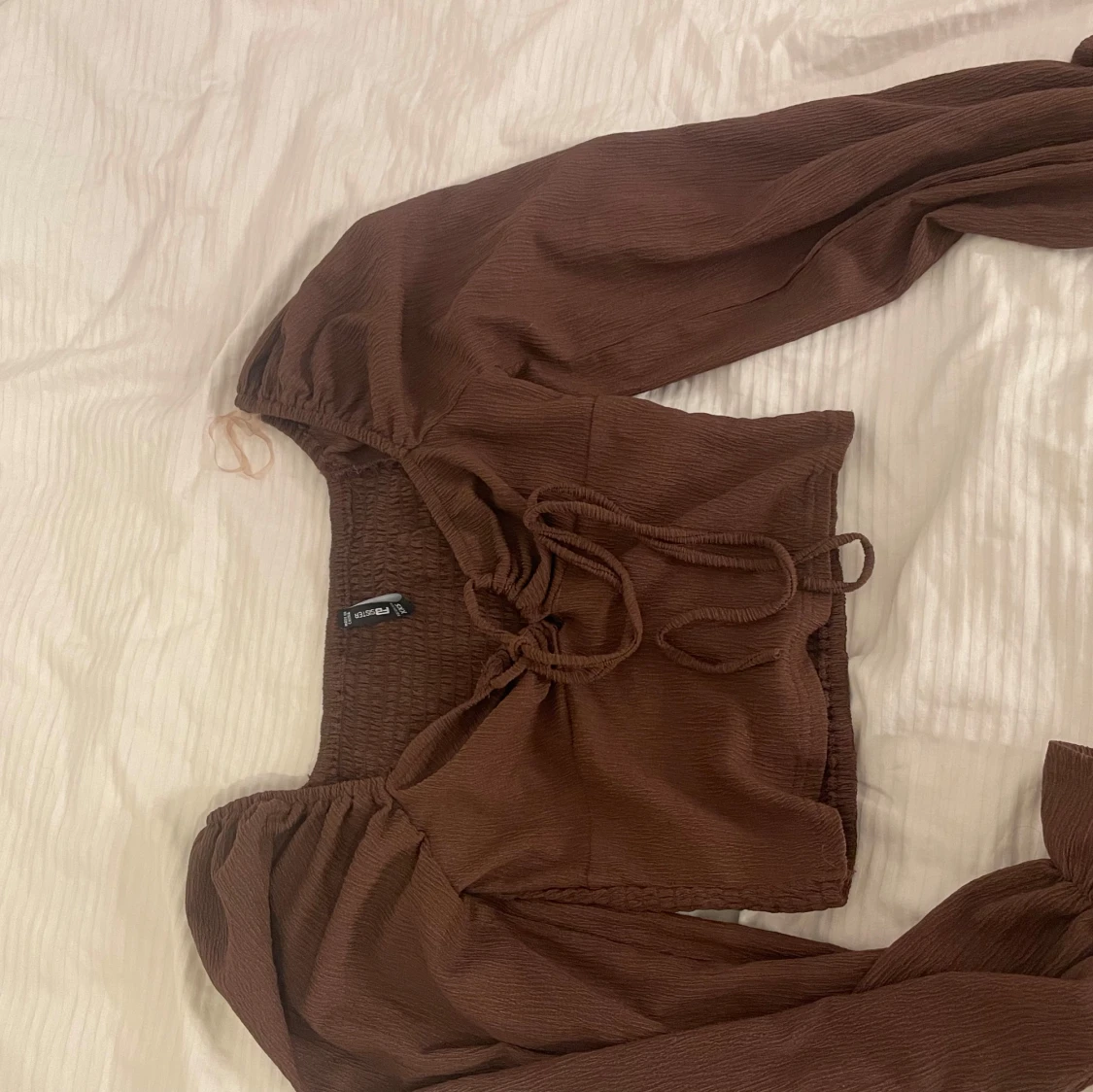 Brun croppad blus med puffärmar - 1