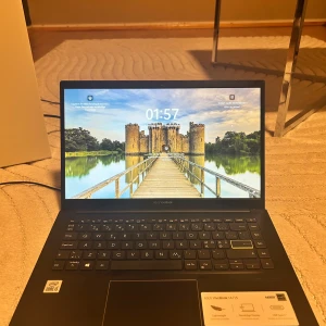 ASUS VivoBook 14/15 - ASUS VivoBook 14/15 med Intel Core i5-processor. Lätt och smidig laptop med NanoEdge-skärm, HDMI, USB Type-C och numeriskt tangentbord. Skärmen och chassi ser ut att vara i gott skick utan synliga repor eller skador. Perfekt för studier eller arbete.