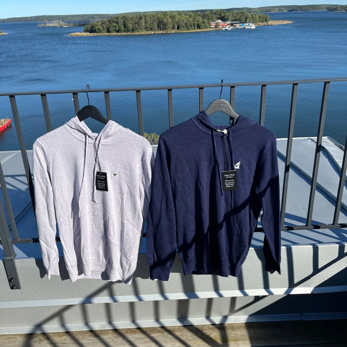 Marinblå och ljusgrå hoodie från Cashmierewolf Wolf