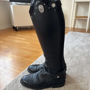 Svarta ridstövlar från Stivali Romitelli - Fina svarta ridstövlar från Romitelli i äkta skinn. Fint skick och endast använda på tävling/träning. I storlek 37 och xs i skaftet. 