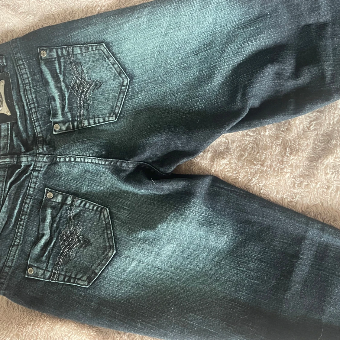 Mörkblå bootcut jeans med broderade fickor - 2