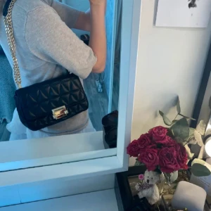 Micheal Kors sloan chain axelremsväska - Använd endast fåtal gång, i mycket bra skick/nyskick!   Nypris 3500kr Säljs för 1500kr