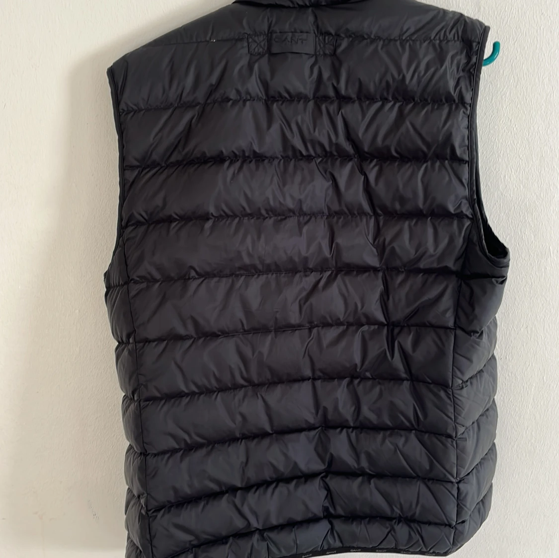 Svart dunväst från Gant, Small - 1