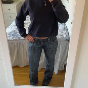 Mörkblå jeans med låg midja  - Snygga mörkblå jeans med coola detaljer på bakfickorna från ICEoBLUE jeans. Jeansen har låg midja och är bootcut💕 står att de är storlek 30 men skulle säga att dom är runt storlek S-M💕                                     Midjemått: 2x 40 =80cm                                             Innerbensläng: 87cm 