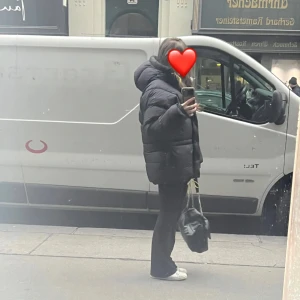 Fjällräven Expedition Down jacka - Intressekoll kring min svarta fjällräven jacka som endast är använd en vinter. Suuupervarm och skön jacka 😊 Säljer endast pga att den inte är min stil längre. Köpt för cirka 8 000 kr. Pris kan diskuteras 