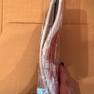 Svarta och vita iläggssulor - Ett par iläggssulor i svart och vitt med röd och gul dämpning under hälen. Sulorna har markeringar för storlekar 35-40 så du kan klippa till rätt storlek. Perfekt för att ge extra komfort i dina sneakers eller andra skor.