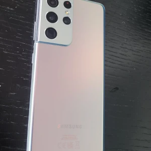 Samsung Galaxy S21 Ultra 5G 128GB – Trasig skärm, annars som ny - Säljer min Samsung Galaxy S21 Ultra 5G med 128GB lagring.  Skärmen är helt svart och behöver bytas, men allt annat fungerar perfekt (kamera, batteri, högtalare, vibration, laddning).  Mobilen är i mycket bra skick, knappt använd.  Mobilen är avloggad från Google- och Samsung-konto, redo för ny användare.  Perfekt för dig som vill laga skärmen själv eller använda som reservdelar.