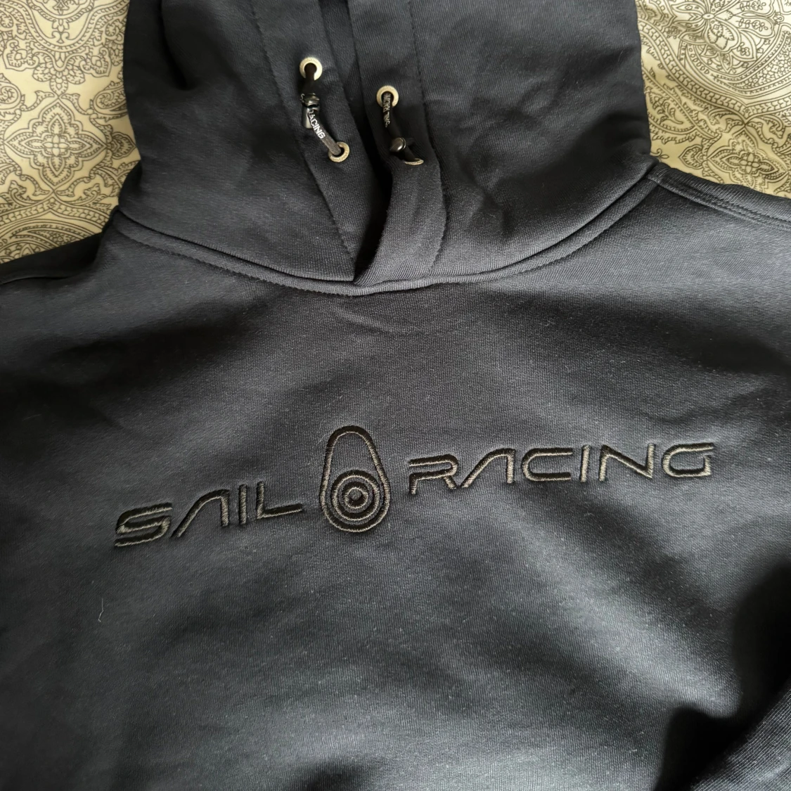 Marinblå Sail Racing hoodie med brodyr
