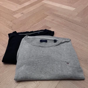 Grå och svart tröja från GANT - Två stycken schysst tröjor från GANT som är perfekta för hösten och som mellanlager. Bra skick utan defekter. 220 för båda eller 140 för en.