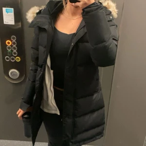 Jacka  - Denna jackan är inprincip som ny! Köptes för 2 år sedan och använt endast några gånger under 1 vinter. Från stadium