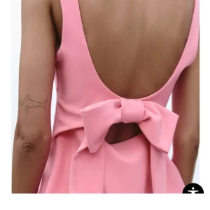 Rosa topp från Zara med rosett i ryggen - Använd 1 gång, jättefin stl M men sitter som S. Lite stora band men det går att sy till dock inget stort problem annars. Skriv för fler bilder. Perfekt för lite festligare tillfällen men funkar även till vardags 