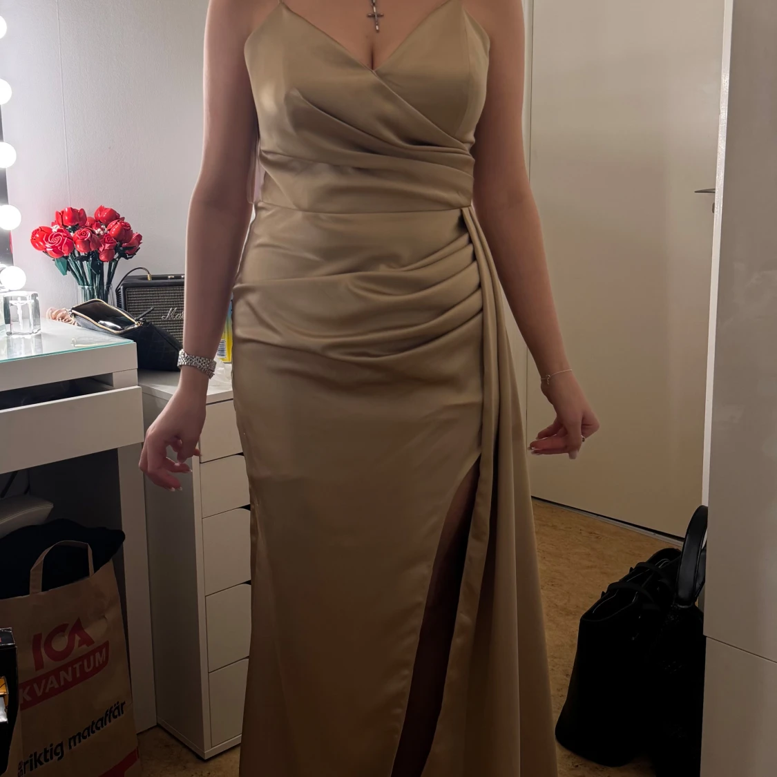 Champagnefärgad långklänning med slits - 2