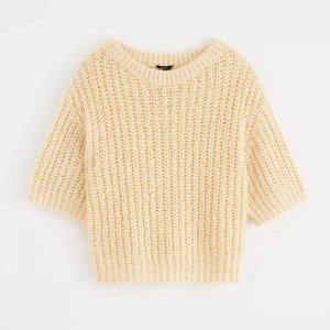 Gul stickad tröja - Gul stickad tröja med trekvartsärmar, använd ett fåtal gånger.