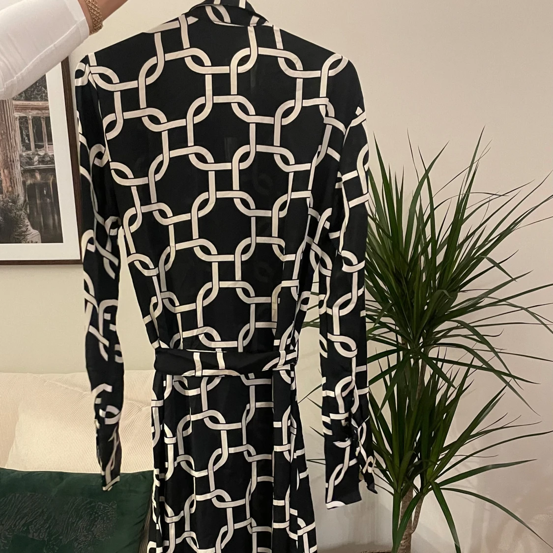 Svartvit långklänning med grafiskt mönster - 2