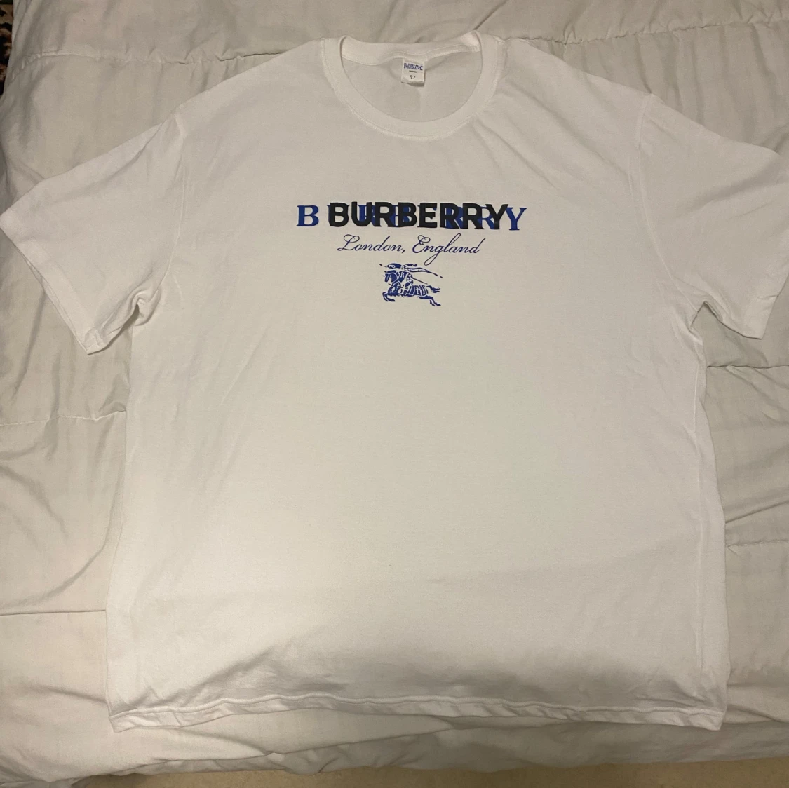 Vit Burberry t-shirt med svart/blått tryck