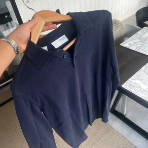 Selected Homme Pikétröja, S, Mörkblå, Mycket Bra Skick - Hej! Säljer nu den här Selected Homme tröjan då den inte kommit till användning. Tröjan är gjord av 100% bomull, använd ett fåtal gånger och i mycket bra skick. Perfekt lagerplagg inför vintern.  Storlek: S Färg: Mörkblå  Kan skickas (köparen står för frakt) eller hämtas i Täby. Först till kvarn gäller.  Vid frågor eller för fler bilder - skicka gärna ett meddelande.  Mvh William