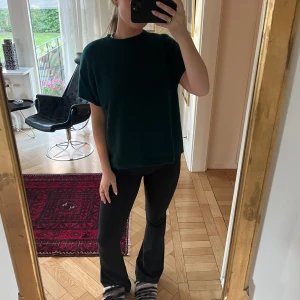 Kortärmad cashmere tröja - Så fin cashmere tröja från Twenty/20. Använd ca 3 gånger. Skrynklig pga varit vikt. Köpt på NK för ca 3000kr.