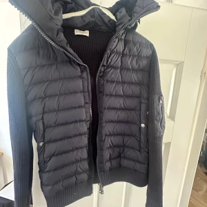 Moncler Cardigan Navy Blue - Har tänkt sälja min Moncler Cardigan eftersom den blivit för liten på mig. Storleken är 2 och motsvarar ungefär S/M men mer åt M hållet.