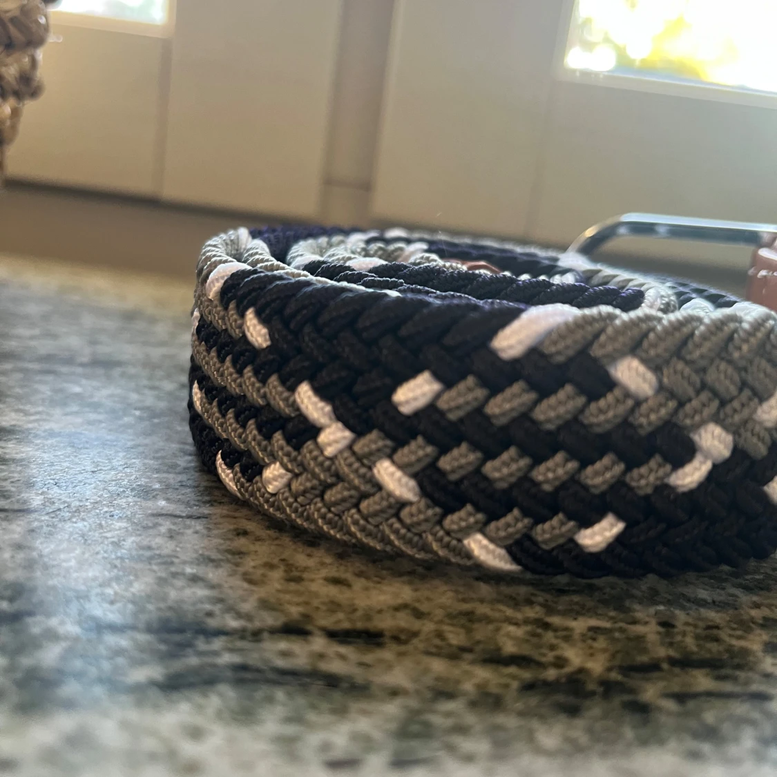 Flätat svart och grått bälte - 2