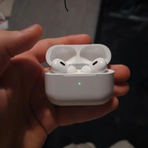 AirPods Pro 2nd generation - Säljer ett par AirPods Pro 2nd generation i mycket fint skick, komplett med originalförpackning. Trådlösa hörlurar med aktiv brusreducering och MagSafe-laddningsetui. Inga synliga repor eller skador, fungerar utmärkt och är redo att användas direkt.