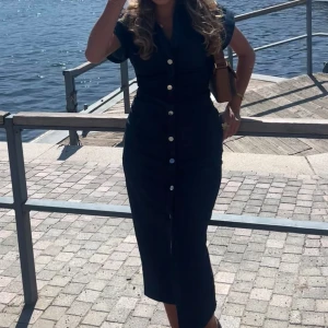 Zara jeans klänning - Säljer denna fina jeans klänning från Zara med knappar där fram, då den inte används. Endast använt 1 gång🥰