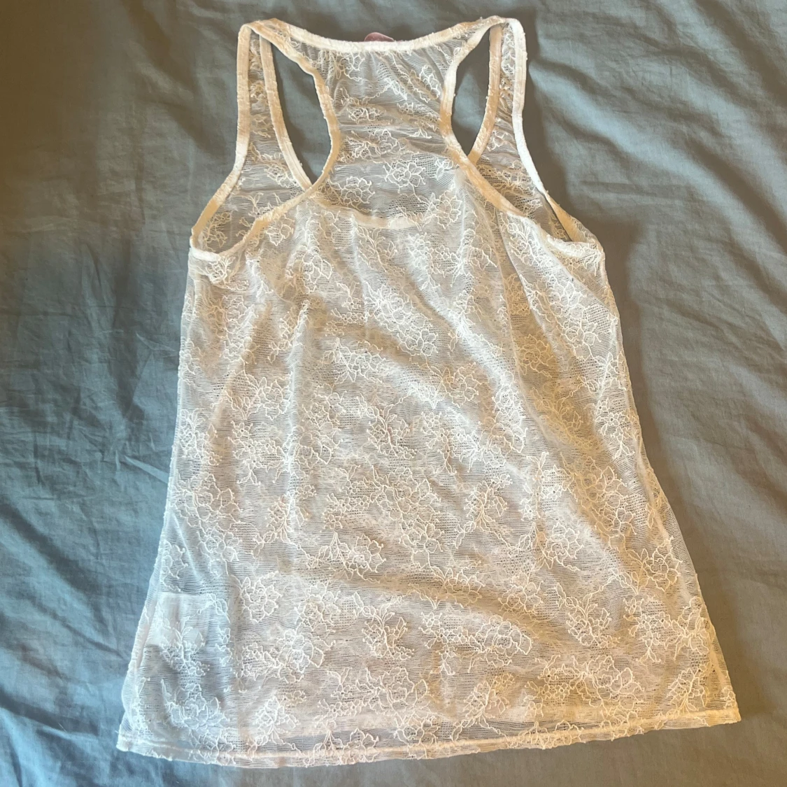 Vit spetslinne med blommigt mönster - 1