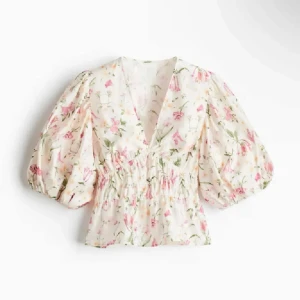 blommig blus med puffärmar - Supersöt blommig blus i vitt med rosa och gröna detaljer. Helt slutsålt på H&M online och i butik! Den är helt oanvänd! 