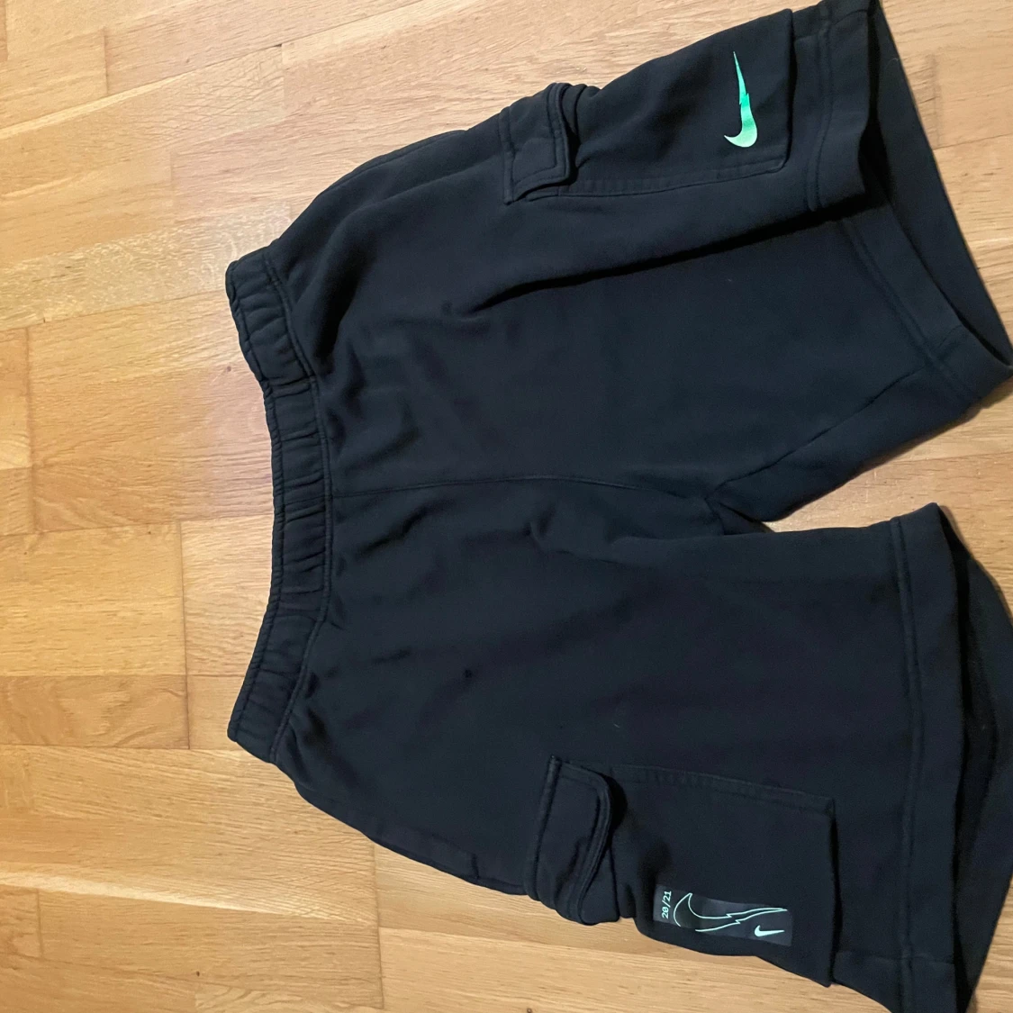 Svart Nike t-shirt med grön logga - 3