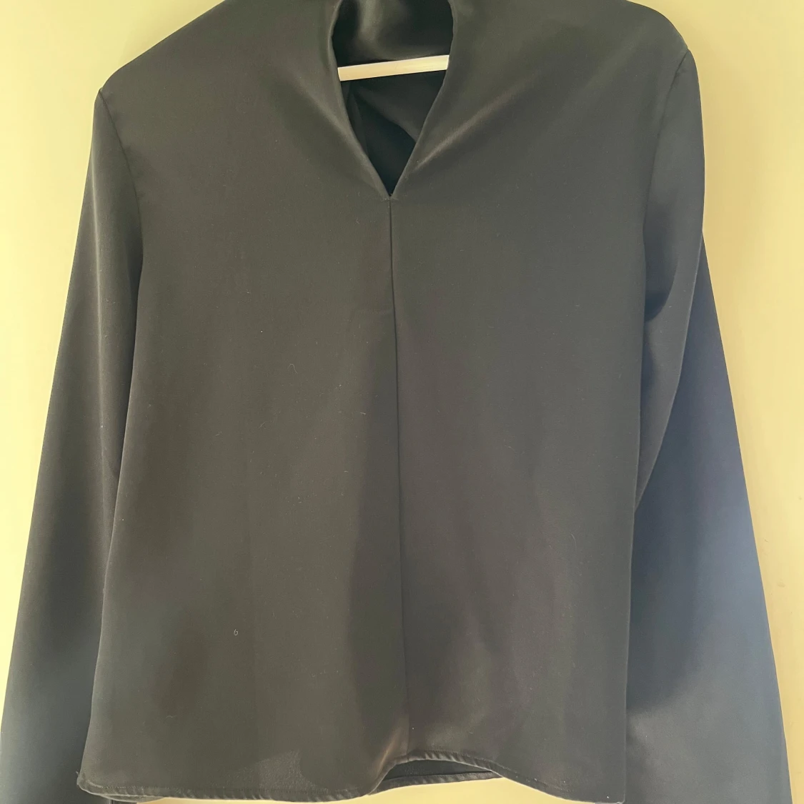 Svart blus med omlotthals  från H&M - 1