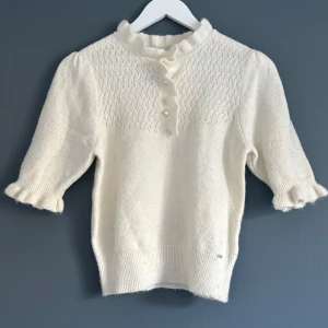 Stickad t-shirt  - Säljer denna super fina stickade tröjan / t-shirt i storlek xs. Den är från Lindex egna märke Holly & White och tröjan är i mycket bra skick. 🌸