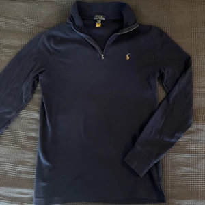 Blå långärmad tröja från Ralph Lauren - Säljer en riktigt snygg blå långärmad halfzip tröja från Ralph Lauren. Nypris 1300kr. Skick 10/10 knappt använd. Tröjan passar till allt och den är sjukt bekväm. Skriv vid minsta fundering!👌