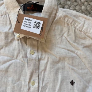 Vit  skjorta från Morris 🙌🤩 - Snygg vir skjorta från Morris  i storlek S🙌🤩