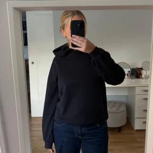 Svart hoodie  - Enkel svart hoodie med huva och långa ärmar. Modellen är rak och något loose fit. Från Gina tricot i storlek xs. 