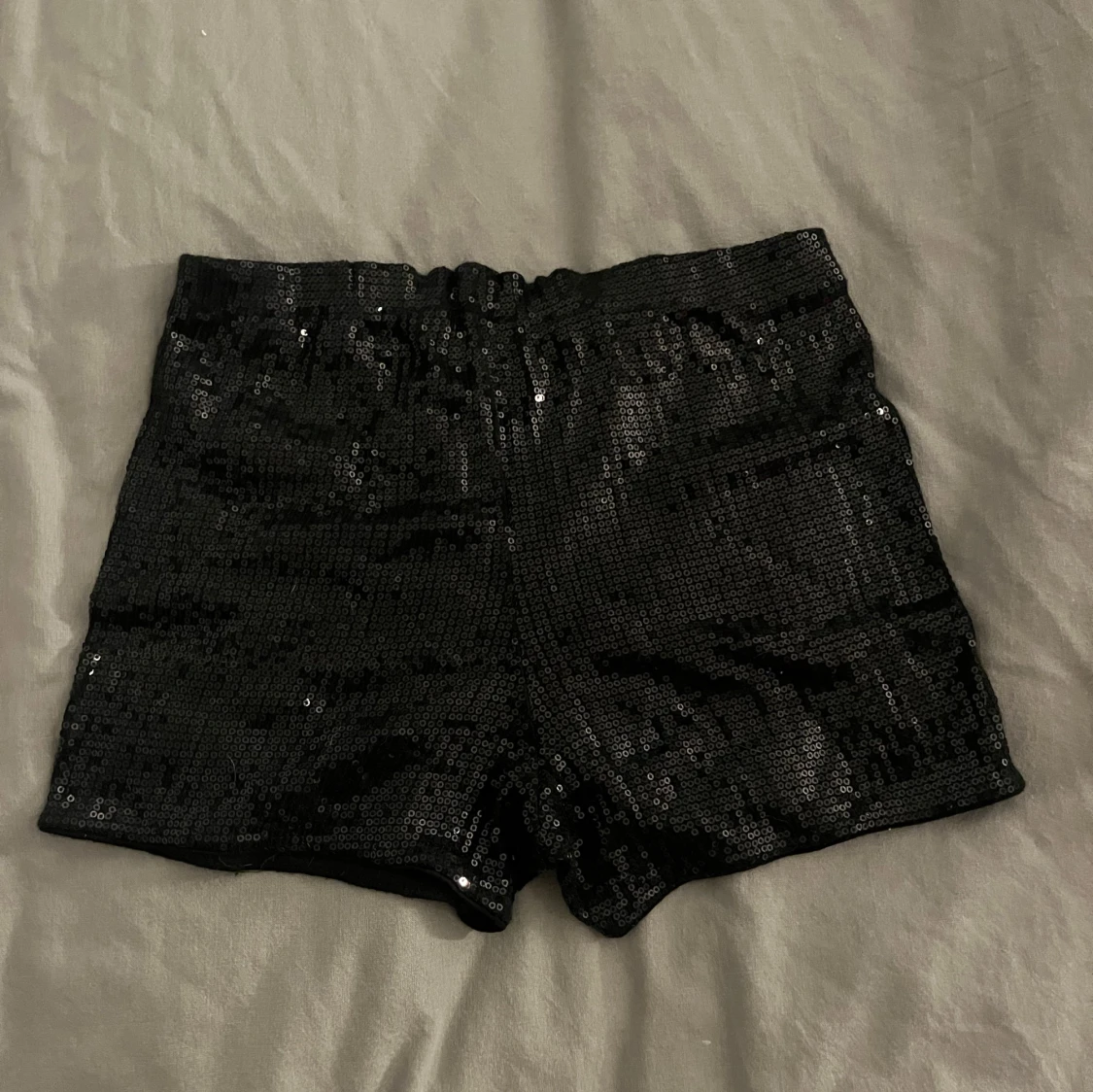 Svarta paljettshorts från H&M - 1
