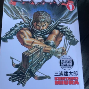Berserk Vol. 1 - Berserk Vol. 1 är en mörk och actionfylld manga med episka strider, rå styrka och en unik stil. Perfekt för dig som gillar intensiva berättelser och fantasyvärldar. Rekommenderas för unga vuxna som söker något utöver det vanliga!