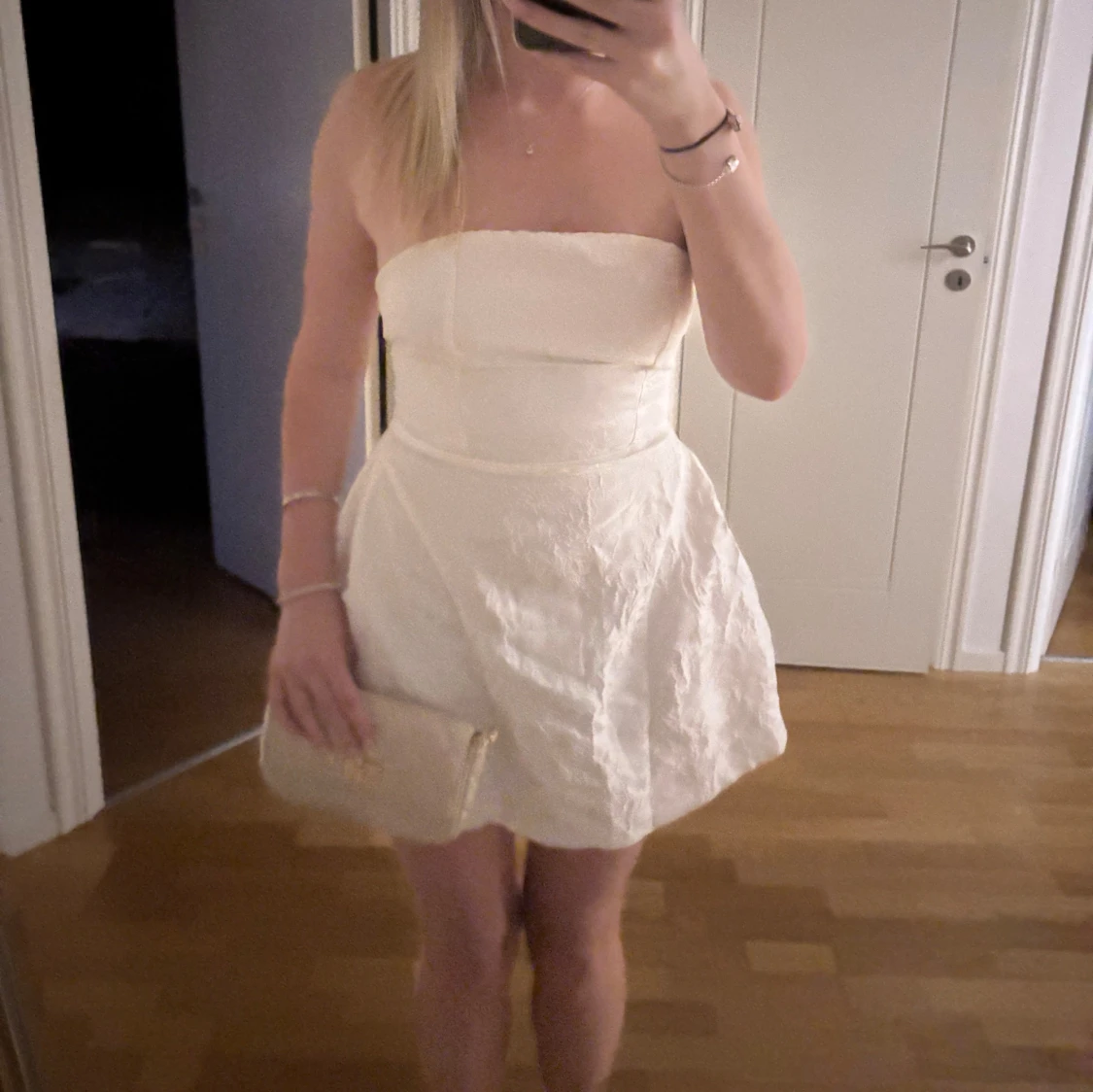 Vit axelbandslös kortklänning med rosett - 1