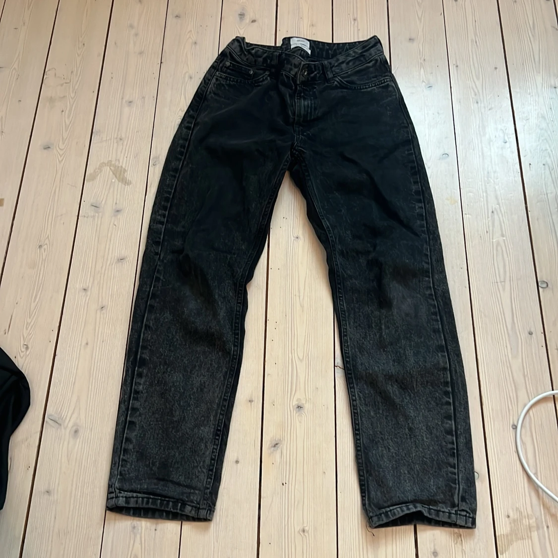 Svarta jeans från Grunt i rak modell - 1