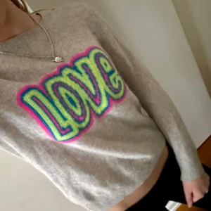 From Future  - Säljer min kashmirtröja från from Future då den inte kommer till användning av längre!!🤍 Som man kan se på sista bilden har den tidigare haft ett mini hål där men som är lagat och inte alls syns längre🙌🏼(jag kan ta fler bilder om ni vill) annars är det bara att trycka på köp nu!!😚 pris kan diskuteras men inte för lågt eftersom tröjan kostar ca 2000 i nypris