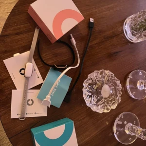 Vit aktivitetsklocka från Oura - Bond touch armband som ger ”touchar” på den andras armband när man är långt ifrån varandra.  Läs mer på https://bond-touch.com/en-eu/products/bond-touch-4-long-distance-bracelet?country=SE.  Helt i nyskick. Allting medföljer som laddare, beskrivningar och orginalförpackning. Ett vitt och ett svart.