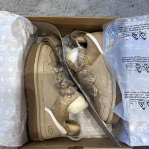 Uggs lowmel Sand - Köpte dessa Uggs en månad sedan inte haft på mig ångra mig därför säljer jag dom. Super fina! Kvitto finns. Sprejade med Uggs egna vattentättsprej. Pris går att diskutera.