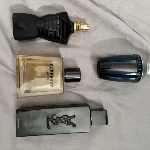 Fyra trendiga herrparfymer - Samling med fyra populära herrparfymer från Burberry, Yves Saint Laurent, Hugo Boss och Jean Paul Gaultier. Perfekt för dig som vill testa olika stilar och hitta din favorit. Volym och ingredienser syns ej på bilden.