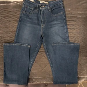Levis Jeans  - W26 L32 - high rise booutcut - inte använda