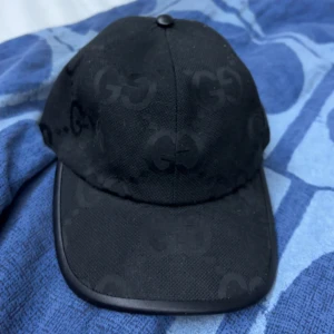 Svart keps med mönster - Säljer nu min keps märke ser ni själva, använder inte den längre 