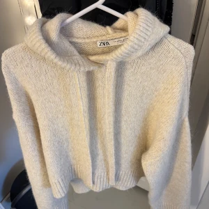 Beige stickad hoodie från Zara - Fin beige stickad hoodie från Zara i storlek XS-S. Använd fåtal gånger!🥰